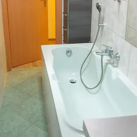 Suiteable Living - Geraeumig - Balkon - Parkplatz Apartamento Neukieritzsch